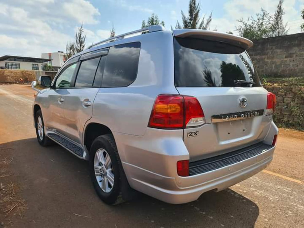 Landcruiser ZX Toyota V8 2014 New Silver Cheapest offer