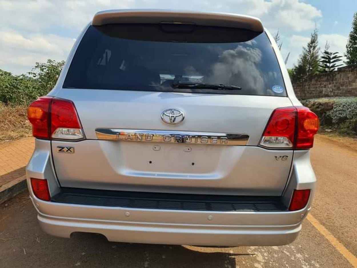 Landcruiser ZX Toyota V8 2014 New Silver Cheapest offer