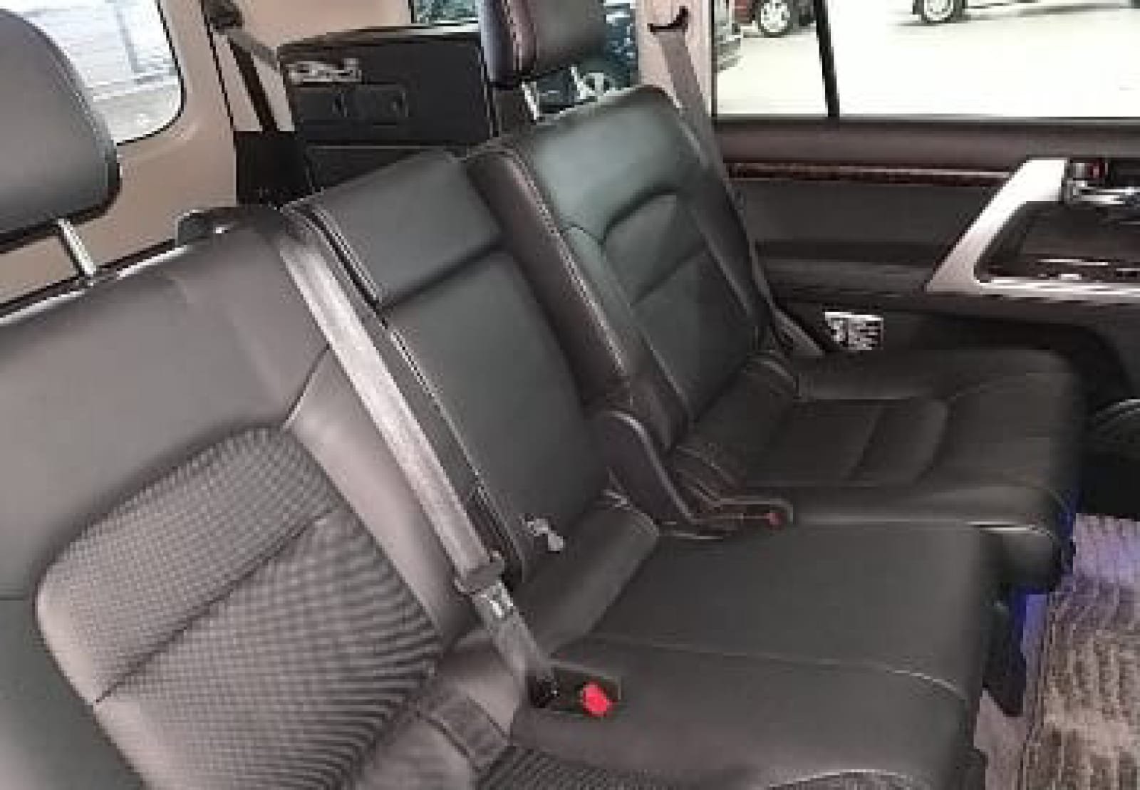 Toyota Land cruiser V8 2015 Hot Deal black sunroof dark leather