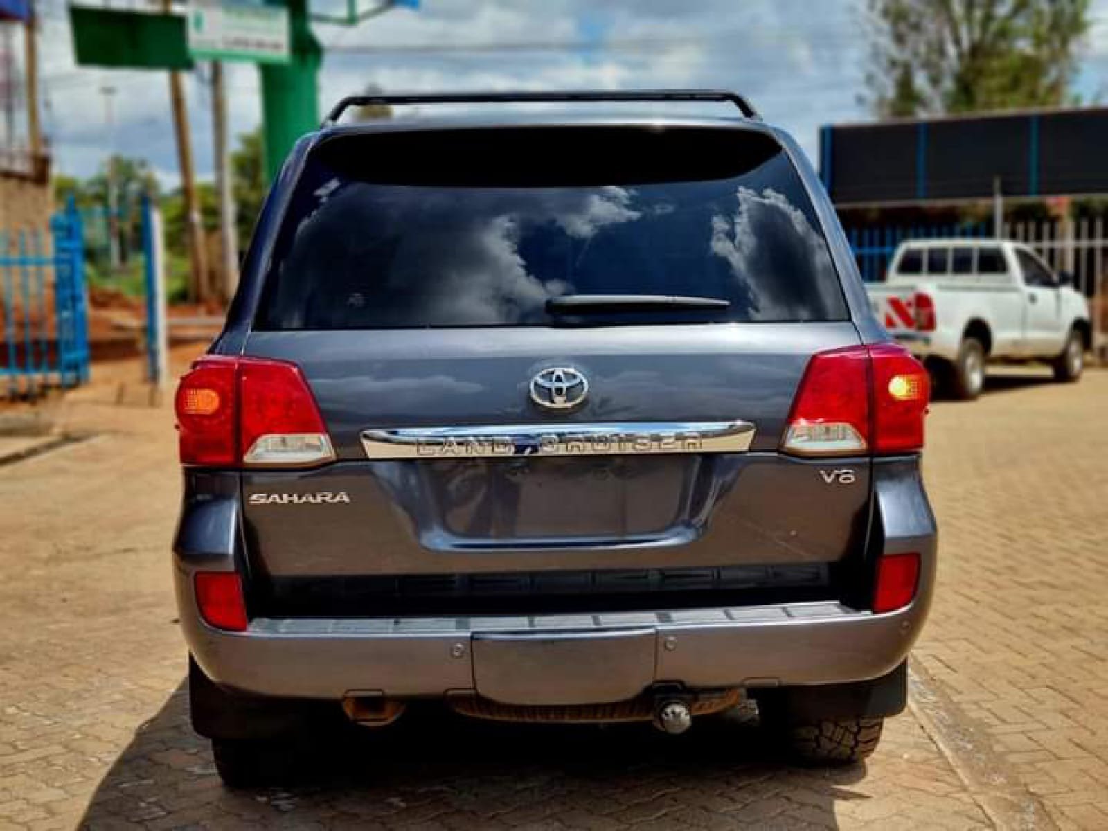 Toyota Land Cruiser V8 SAHARA Trade in HIRE PURCHASE OKAY!