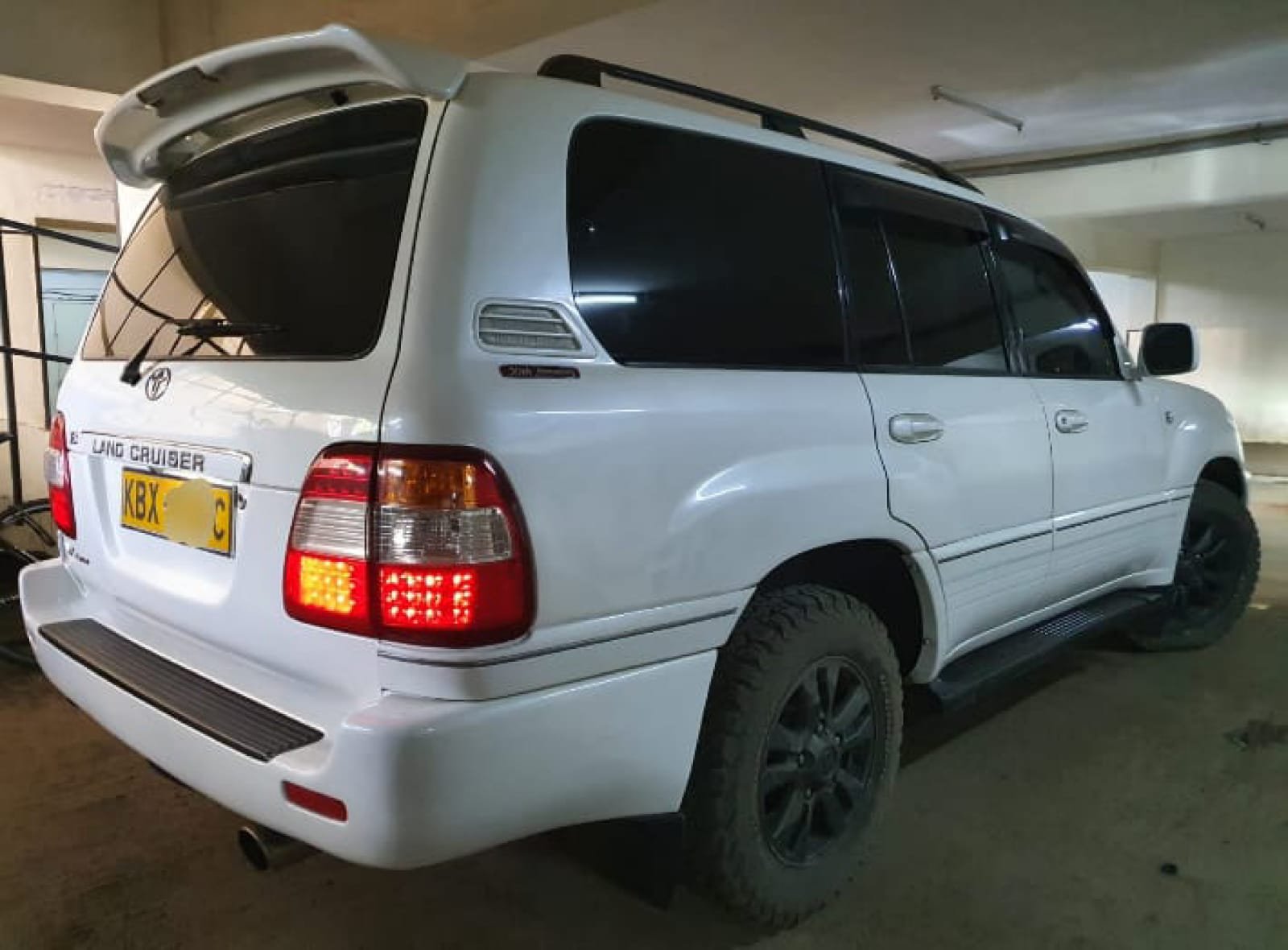 Toyota Landcruiser VX V8 100 SERIES SUNROOF QUICK SALE ASIAN OWNER You Pay 30% Deposit Trade in Ok For sale in Kenya