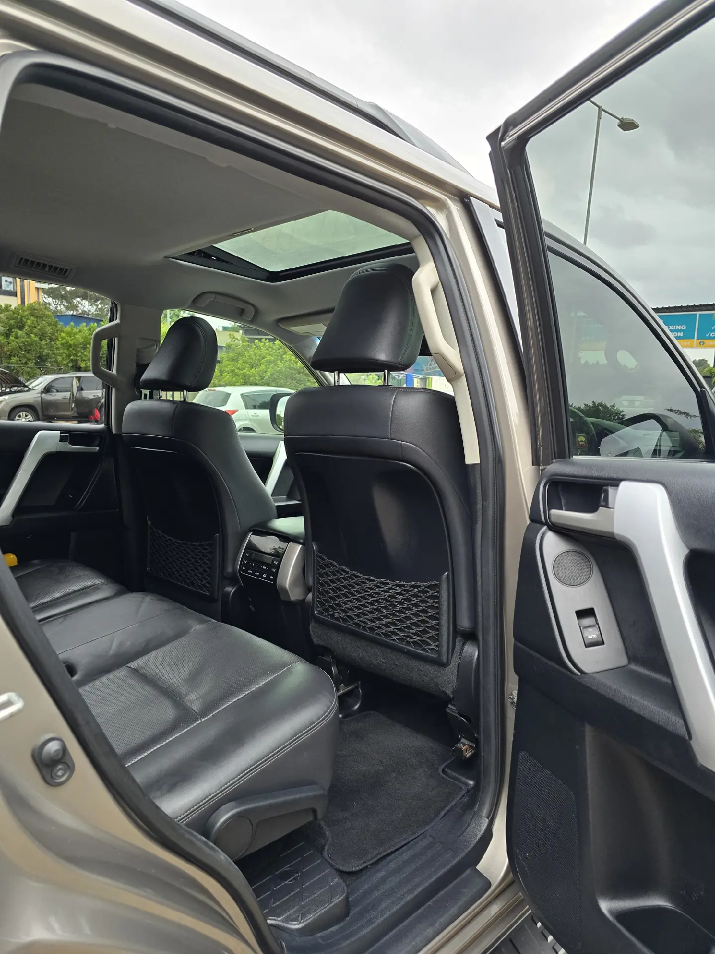 Toyota Land Cruiser PRADO VXL New Arrival 🔥 Quick SALE TRADE IN OK EXCLUSIVE! Hire purchase installments