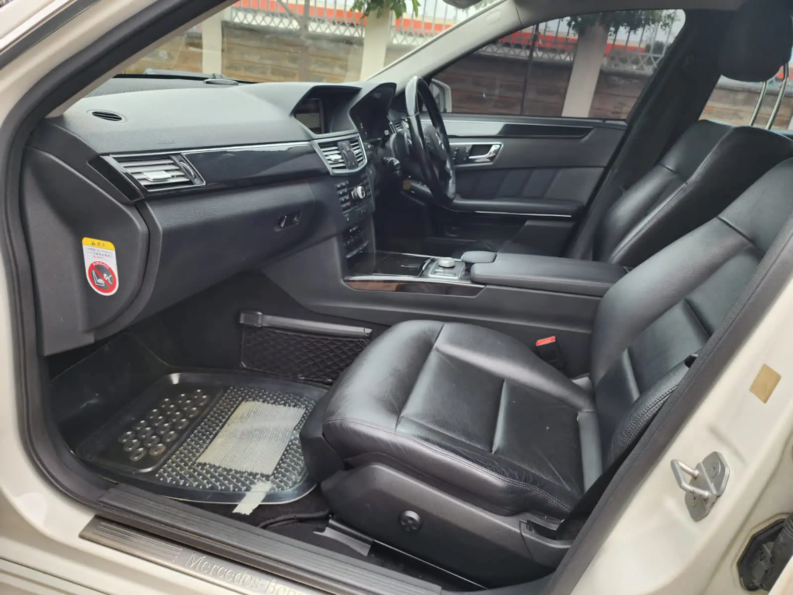 Mercedes Benz E300 leather QUICK SALE 70% DEPOSIT Trade in OK EXCLUSIVE Hire purchase installments