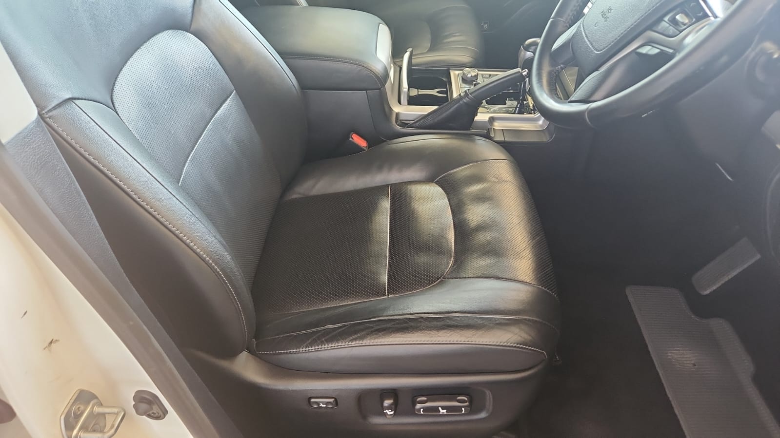 Toyota Land Cruiser VX-R V8 diesel New Arrival QUICK SALE You Pay 30% Deposit Hire purchase installments UpTo 70% financing/finance NO CRB STATUS CHECK Trade in OK